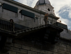 L'escalier menant sur le quai