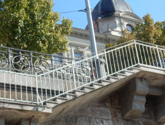 L'escalier menant sur le quai