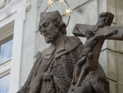 Statue d'un saint portant une croix