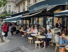 Dans un restaurant  - l'enlèvement