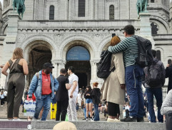 Devant l'église